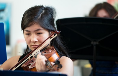 woman playing the viollin